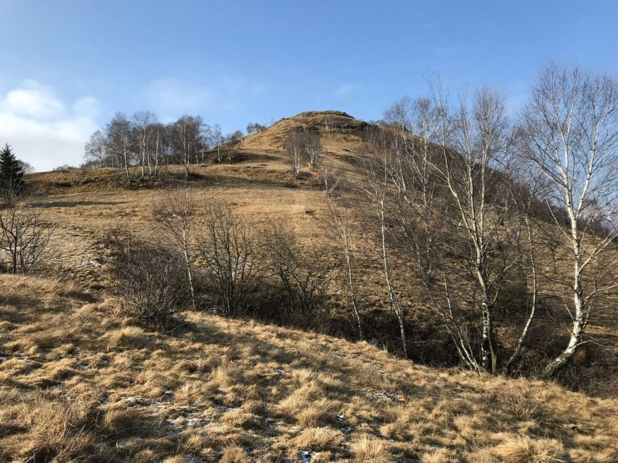 Sinalização de ferro lançando sombra nítida sobre a encosta da montanha ao amanhecer